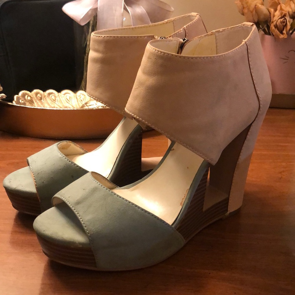 USED BCBGeneration green and nude platform heels